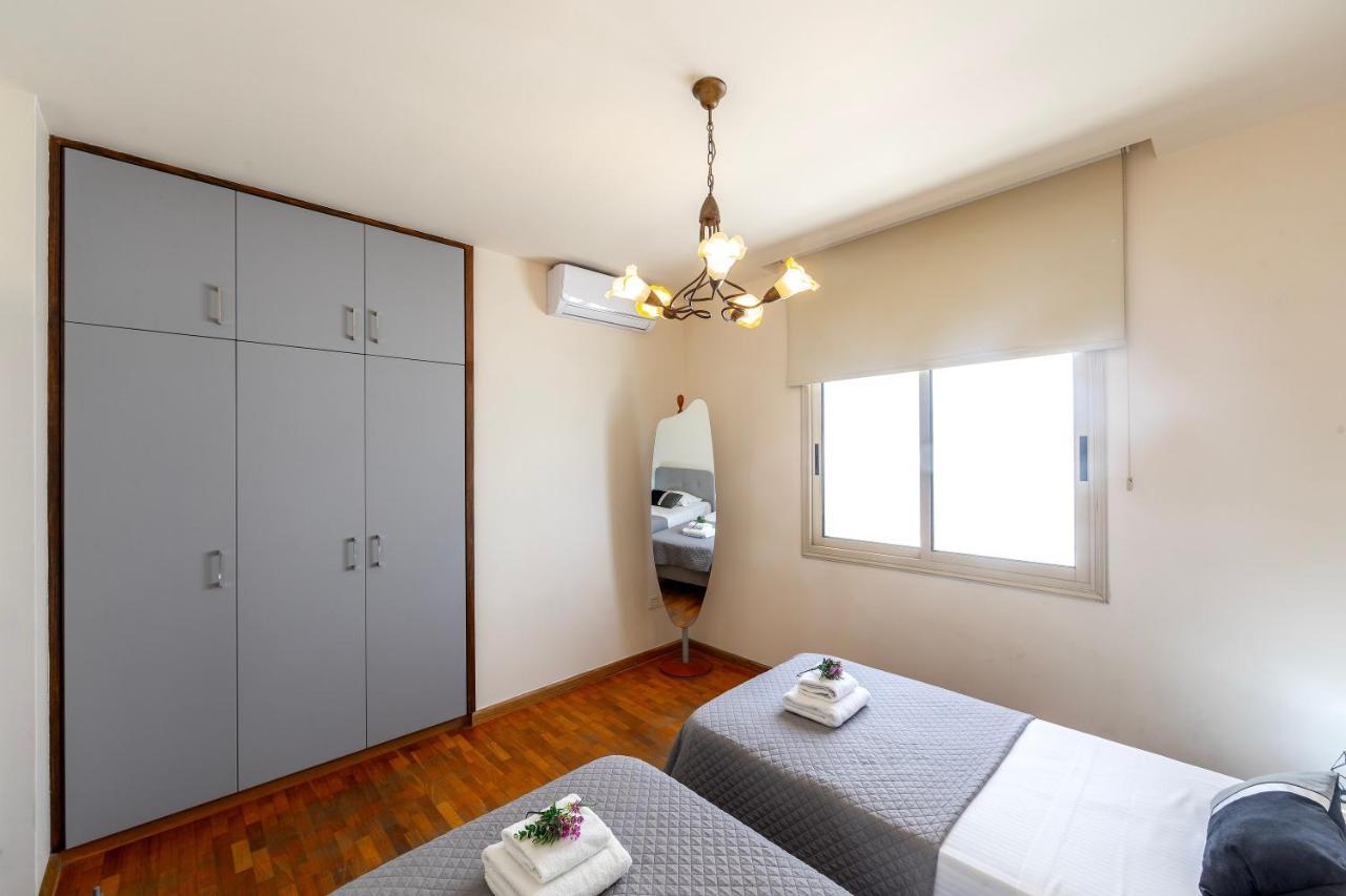 Mackenzie Beachfront Eftyhia Suite Larnaca Esterno foto