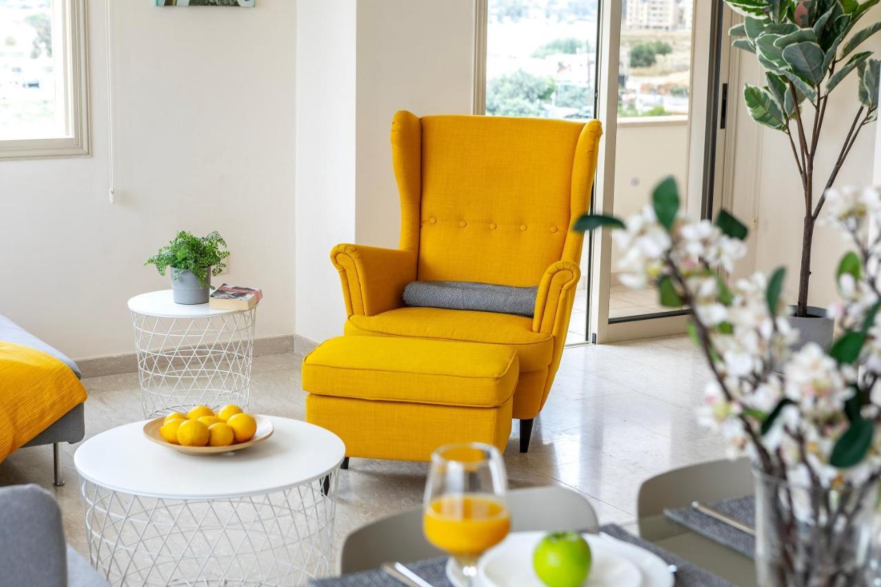 Mackenzie Beachfront Eftyhia Suite Larnaca Esterno foto