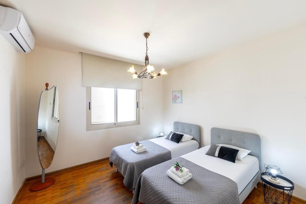 Mackenzie Beachfront Eftyhia Suite Larnaca Esterno foto