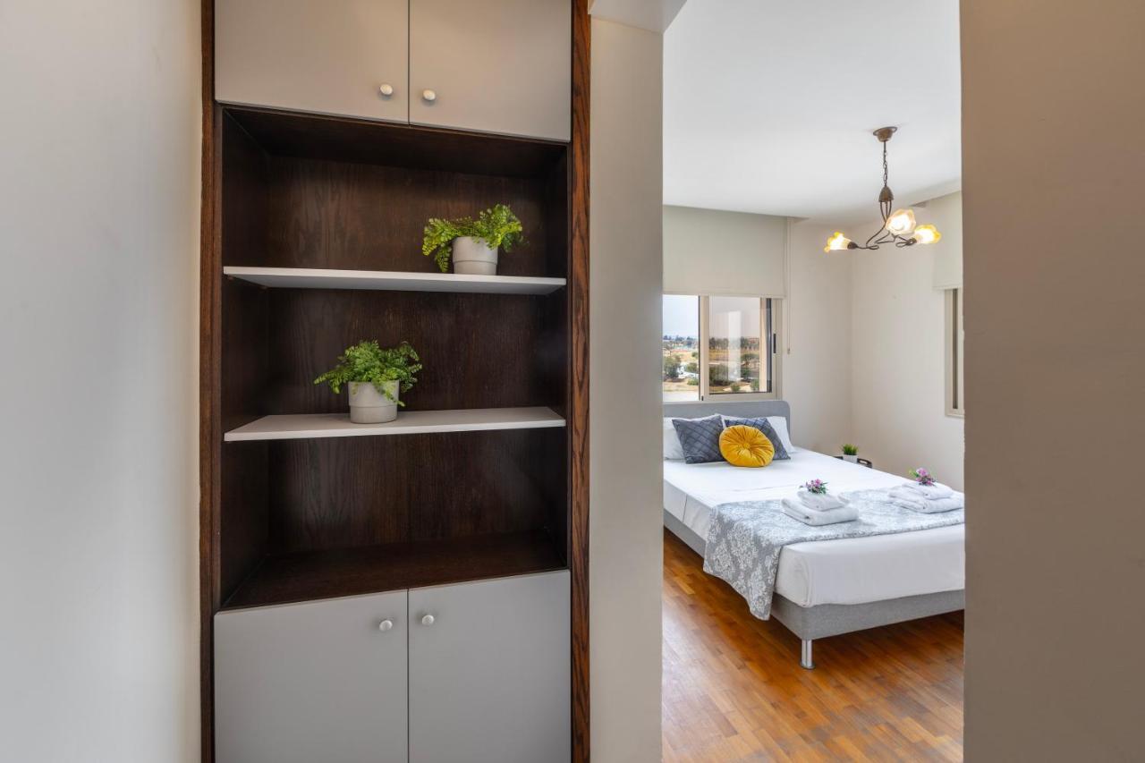 Mackenzie Beachfront Eftyhia Suite Larnaca Esterno foto