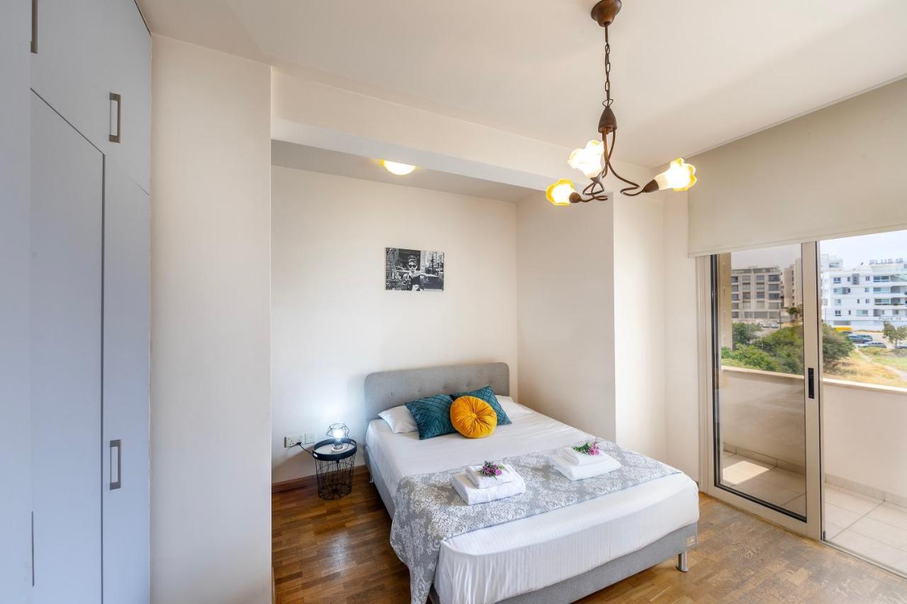 Mackenzie Beachfront Eftyhia Suite Larnaca Esterno foto